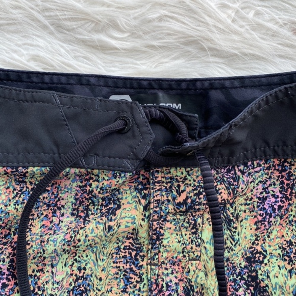Volcom | Mod-Tech Multicolored Print Board Shorts - Picture 5 of 14